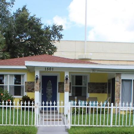 Traditional Cozy Historic Tampa Home Exterior foto